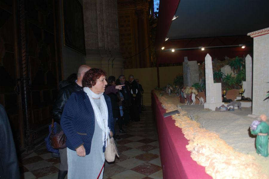 Numerosas personas se han acercado a ver el Belén de la Catedral de Málaga// B. LAFUENTE 