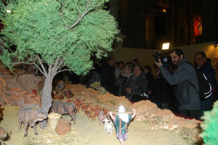 Numerosas personas se han acercado a ver el Belén de la Catedral de Málaga// B. LAFUENTE 