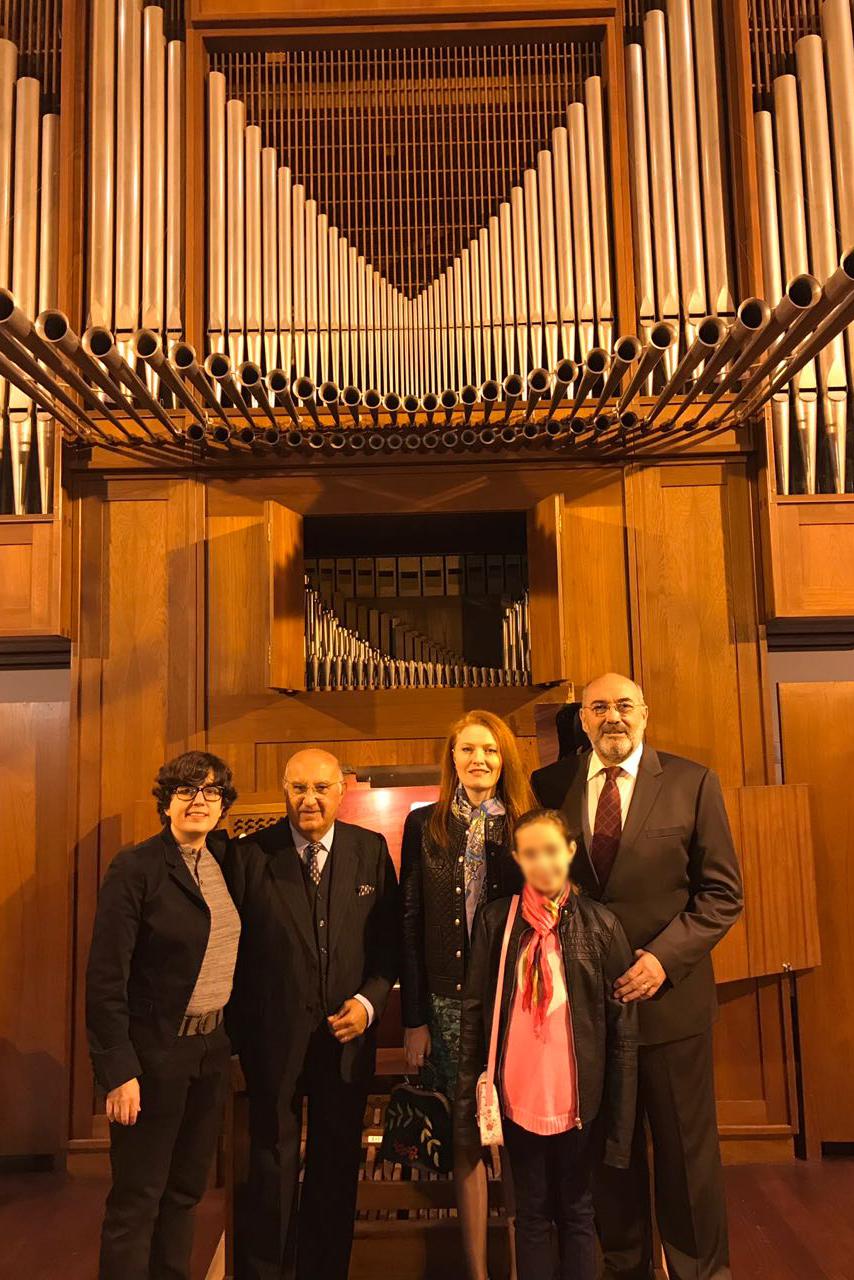 Adalberto Martínez Solaesa, junto al director del Instituto Cervantes en Beirut, Juan Manuel Casado, algunos familiares de éste y otros funcionarios del citado Instituto