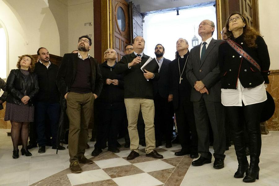 El alcalde de Málaga, Francisco de la Torre, y el obispo de Málaga, Jesús Catalá, durante la visita a la Divina Pastora // D. MÉRIDA