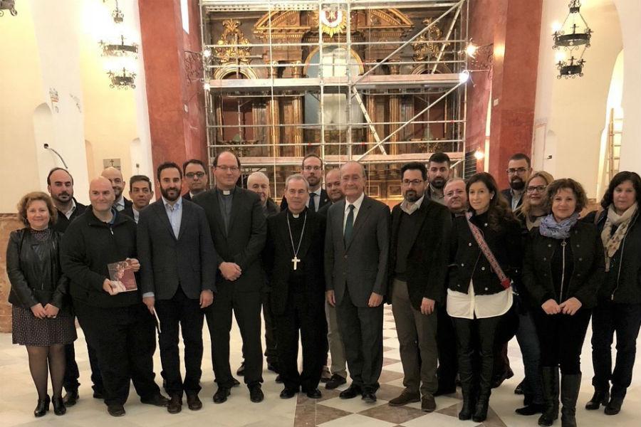 El alcalde de Málaga, Francisco de la Torre, y el obispo de Málaga, Jesús Catalá, durante la visita a la Divina Pastora // D. MÉRIDA