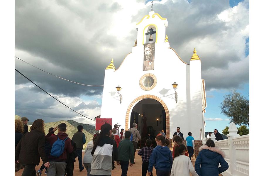 Los niños y jóvenes de Álora rezan el vía crucis