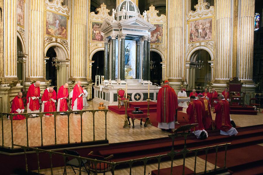 Celebración de la Pasión y Muerte del Señor en la Catedral el Viernes Santo // M. ZAMORA