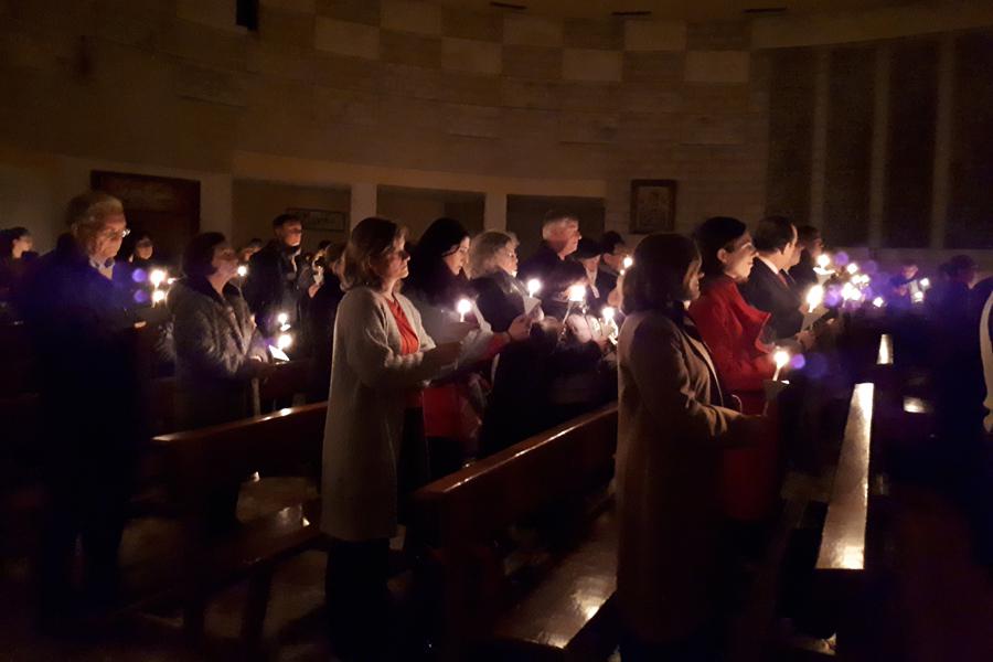 Vigilia Pascual en la parroquia de San Fernando, en la barriada malagueña de El Cónsul // S. TERUEL