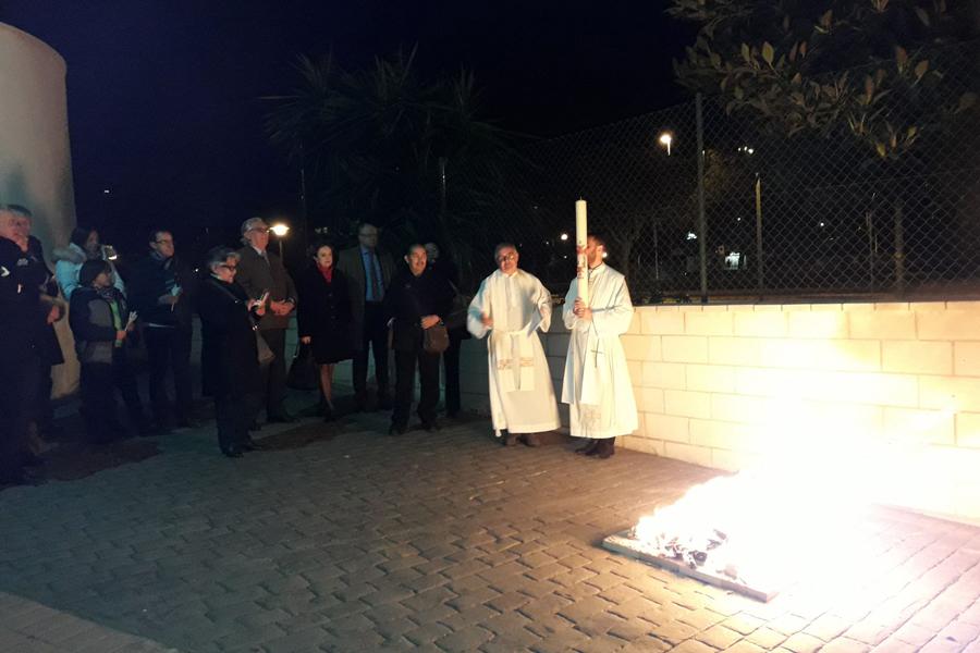 Vigilia Pascual en la parroquia de San Fernando, en la barriada malagueña de El Cónsul // S. TERUEL