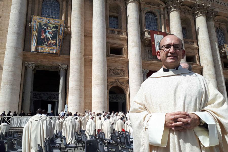 El sacerdote Francisco Alejandro Pérez Verdugo tras concelebrar la Eucaristía con el Papa Francisco en el Domingo de la Divina Misericordia