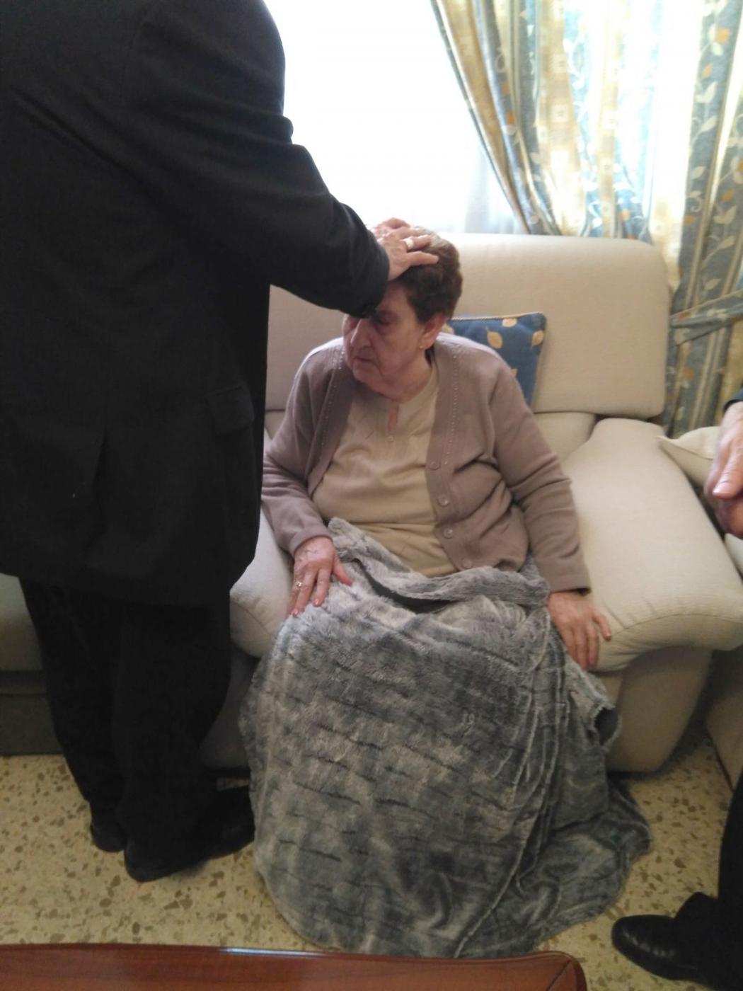 El Sr. Obispo durante la visita a enfermos de la parroquia de La Natividad. En esta ocasión, Encarnación Acuña Molina, de 92 años