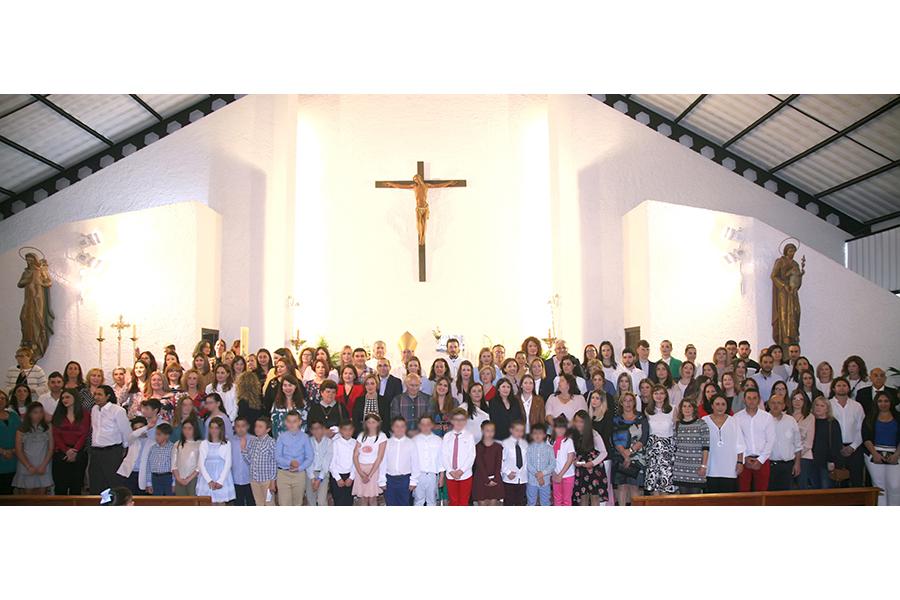 El Sr. Obispo administra el sacramento de la confirmación en la parroquia de San Miguel, en Nerja