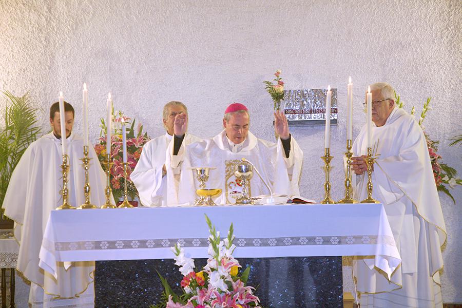 El Sr. Obispo administra el sacramento de la confirmación en la parroquia de San Miguel, en Nerja