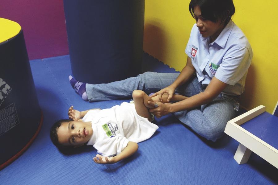 El niño Rubén González tiene parálisis cerebral. En la foto, recibiendo estimulación en el centro "Camino de Sueños"