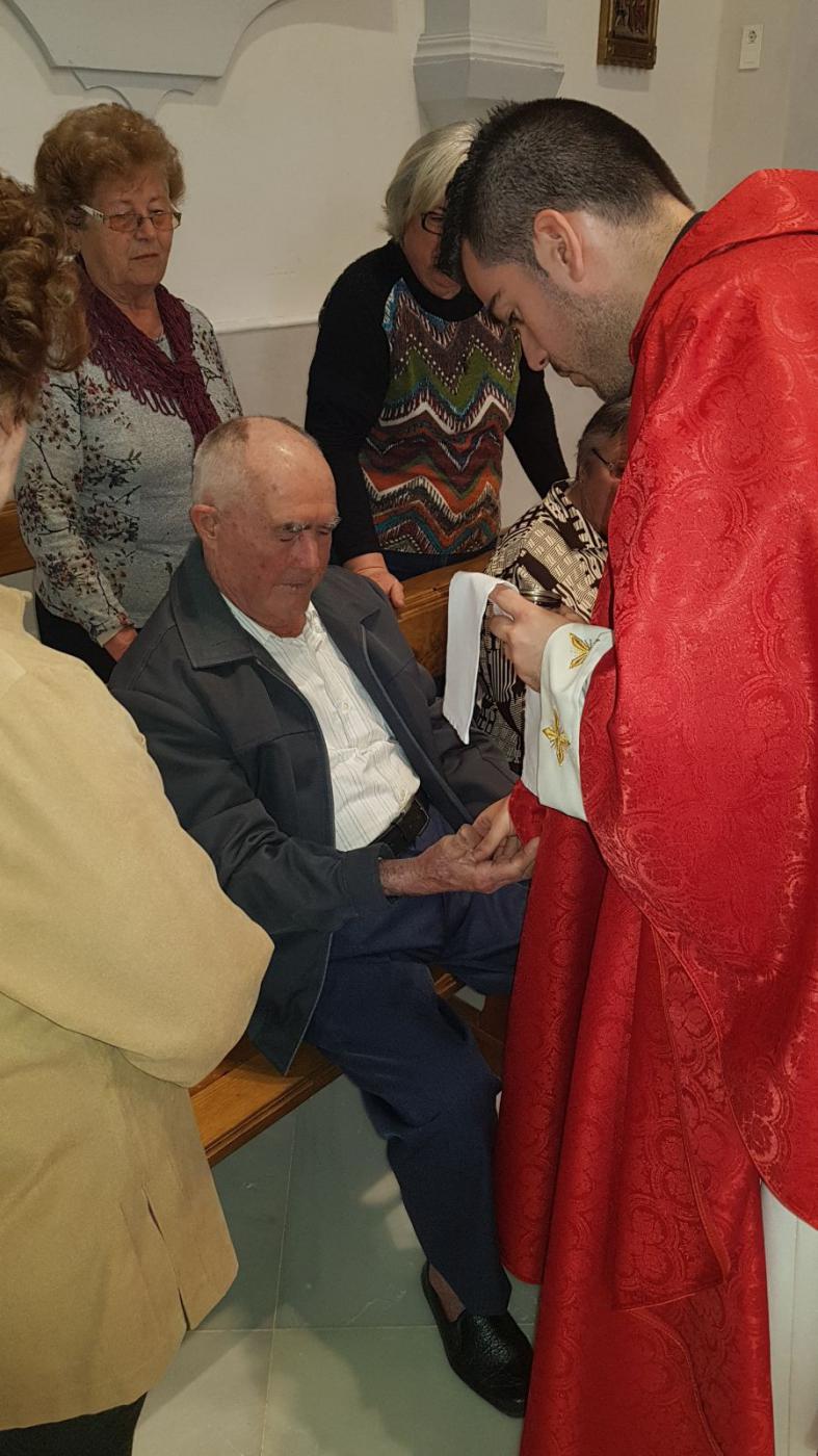 Celebración de la Pascua del Enfermo en la parroquia de Santa Ana, en Algarrobo // S. ESCOLANO