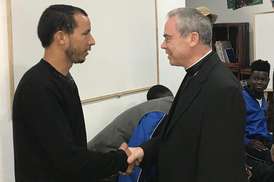El Obispo de Málaga visita el centro de acogida de inmigrantes de las Damas Apostólicas