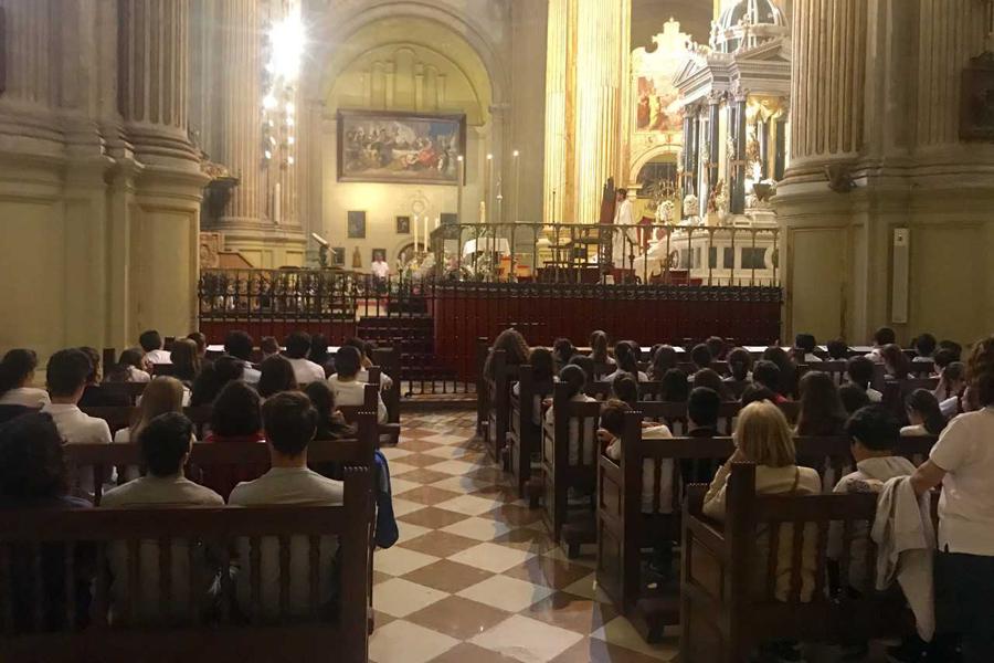La comunidad educativa Marista peregrina a la Catedral, a los pies de la Patrona