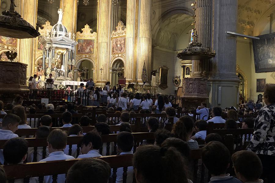 El Colegio San Manuel de Málaga peregrina a la Catedral para celebrar el mes de mayo a los pies de la Virgen de la Victoria // E. LLAMAS