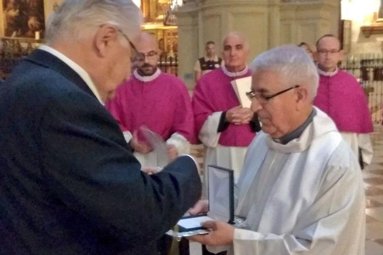 El Cabildo entrega su medalla a la Virgen de la Victoria