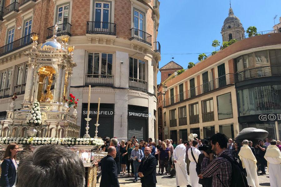Durante la procesión del Corpus Christi en la Catedral de Málaga // E.LLAMAS