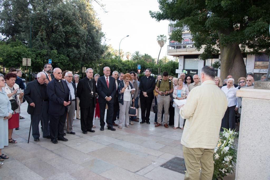 Ofrenda floral ante la estatua de D. Ángel Herrera Oria en el 50 aniversario de su muerte, en la Catedral de Málaga, el 7 de junio de 2018. F. GRIÑÁN