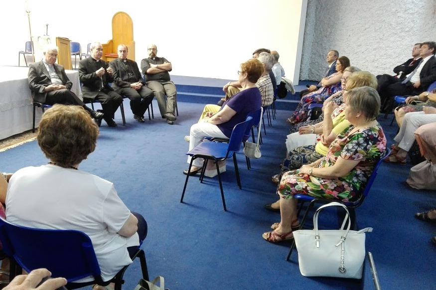 Momento de la Asamblea Parroquial durante la visita pastoral a San Patricio