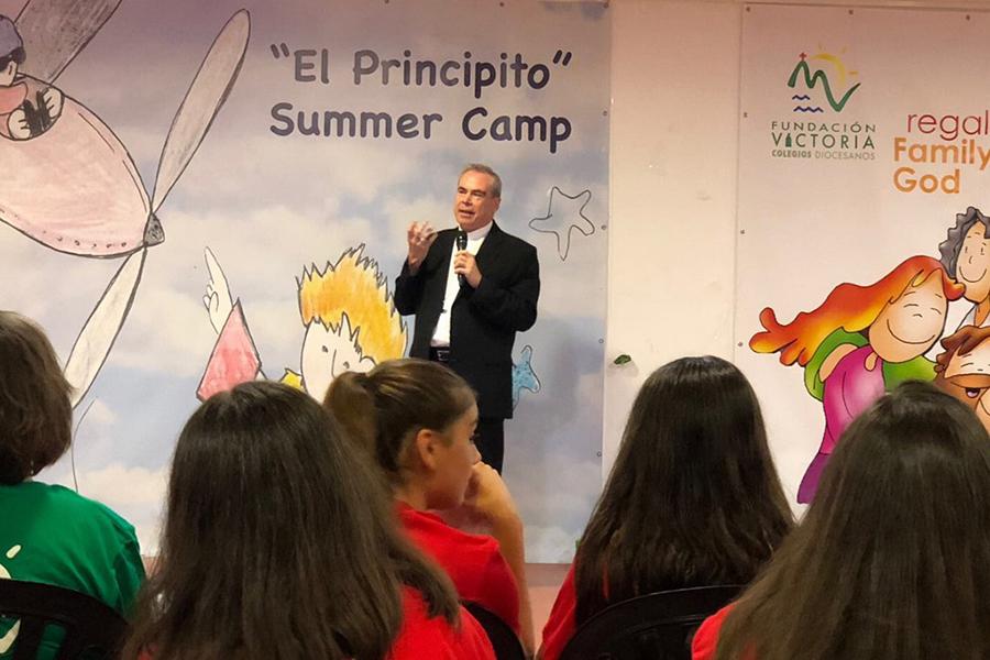 Visita del Obispo a los campamentos de la Fundación Victoria
