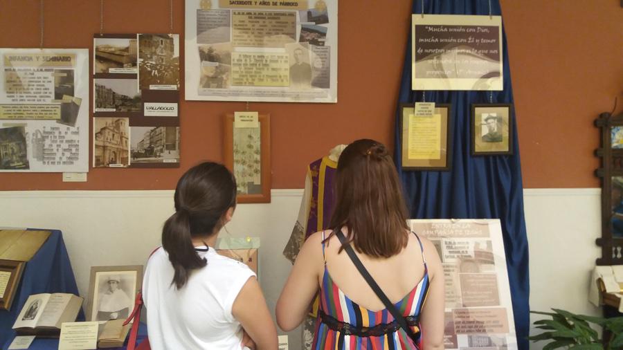 Visitantes en la exposición biográfica del Padre Arnaiz