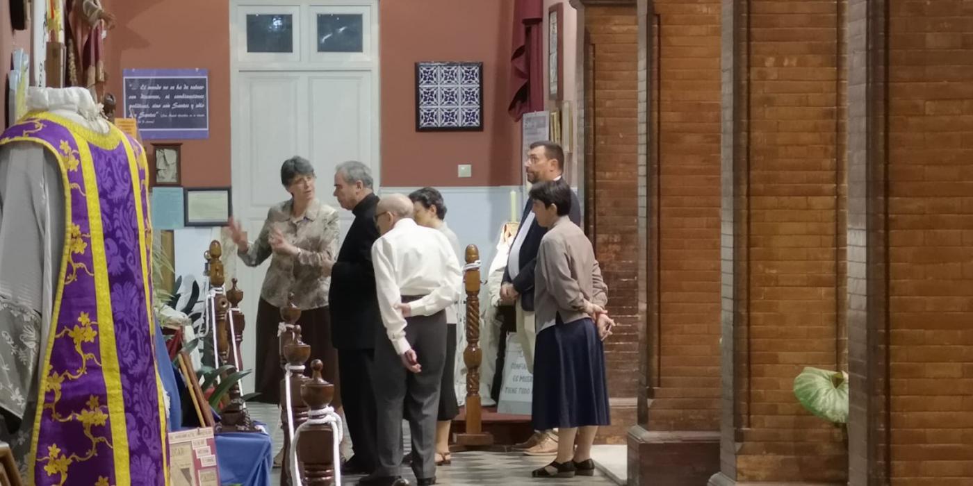 El Obispo, Jesús Catalá, visita la muestra biográfica del Padre Arnaiz antes de su bendición e inauguración