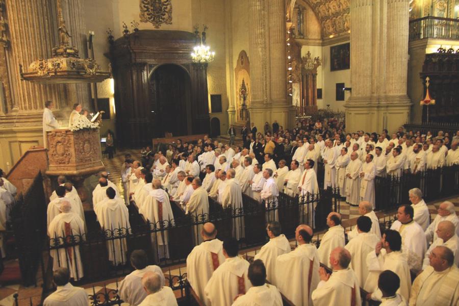 ¿Sabías que para escuchar el Evangelio hay que orientarse hacia el ambón?