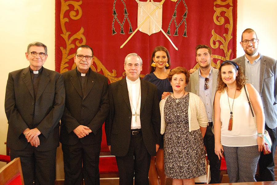 Don Jesús Catalá y José Sánchez Herrera, con Rafael Carmona y su familia