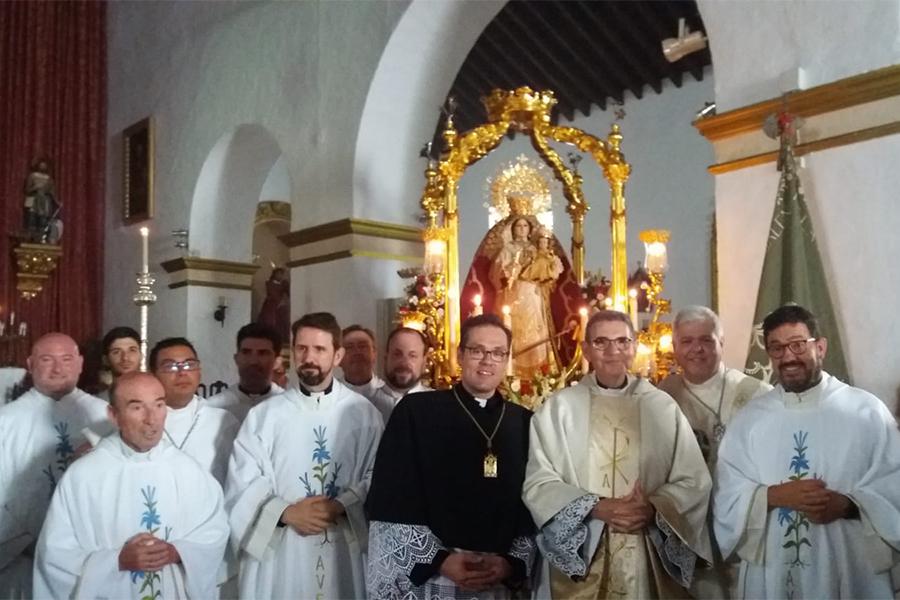 Sacerdotes junto al vicario general, José A. Sánchez Herrera, ante la Virgen de Monsalud, en la parroquia de Santa Ana (Alfarnate)