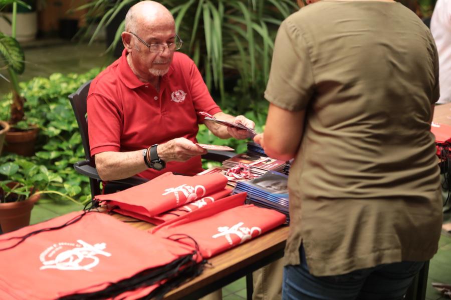 Los voluntarios del Padre Arnaiz preparan 10.000 mochilas