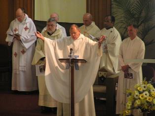 ¿Sabías que la postura de las manos del sacerdote en la oración de los fieles es importante?