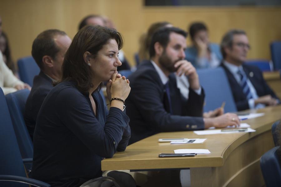 Momento de la conferencia del Obispo de Málaga, Jesús Catalá, en el Instituto Internacional San Telmo