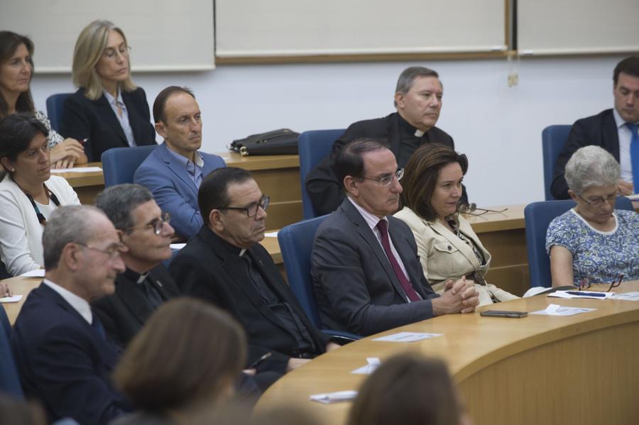 Momento de la conferencia del Obispo de Málaga, Jesús Catalá, en el Instituto Internacional San Telmo