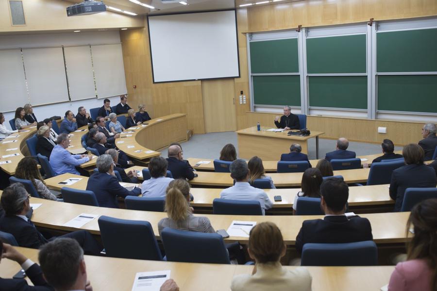 Momento de la conferencia del Obispo de Málaga, Jesús Catalá, en el Instituto Internacional San Telmo