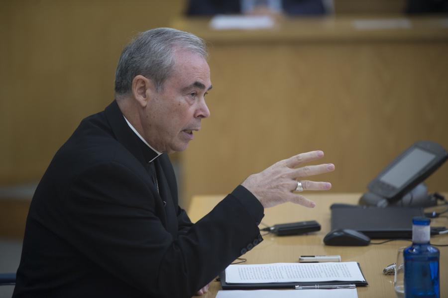 Momento de la conferencia del Obispo de Málaga, Jesús Catalá, en el Instituto Internacional San Telmo