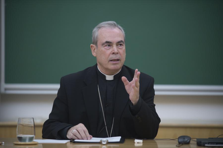 Momento de la conferencia del Obispo de Málaga, Jesús Catalá, en el Instituto Internacional San Telmo