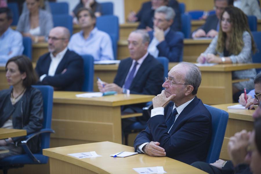 Momento de la conferencia del Obispo de Málaga, Jesús Catalá, en el Instituto Internacional San Telmo