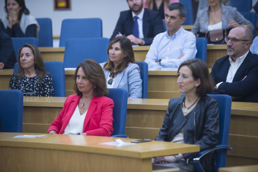 Momento de la conferencia del Obispo de Málaga, Jesús Catalá, en el Instituto Internacional San Telmo