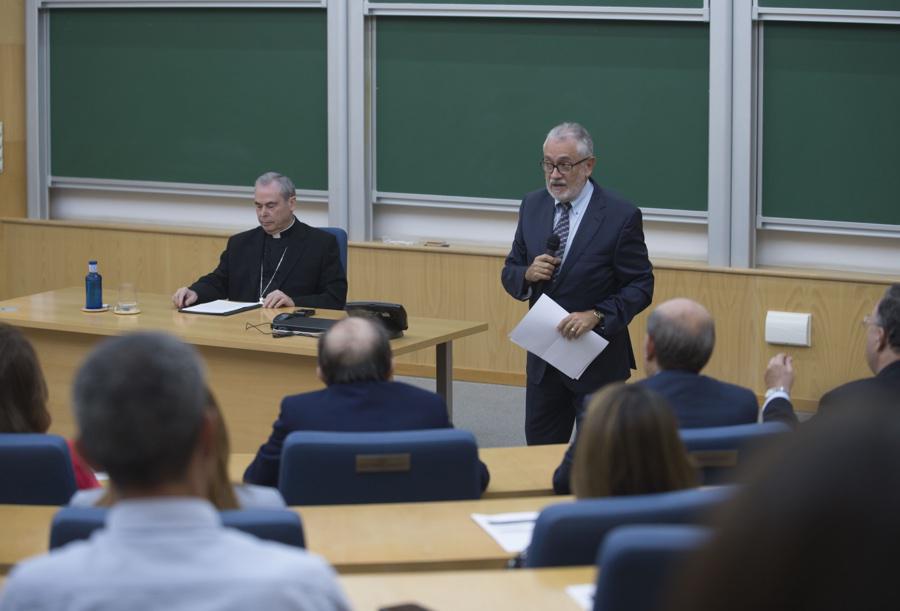 Momento de la conferencia del Obispo de Málaga, Jesús Catalá, en el Instituto Internacional San Telmo