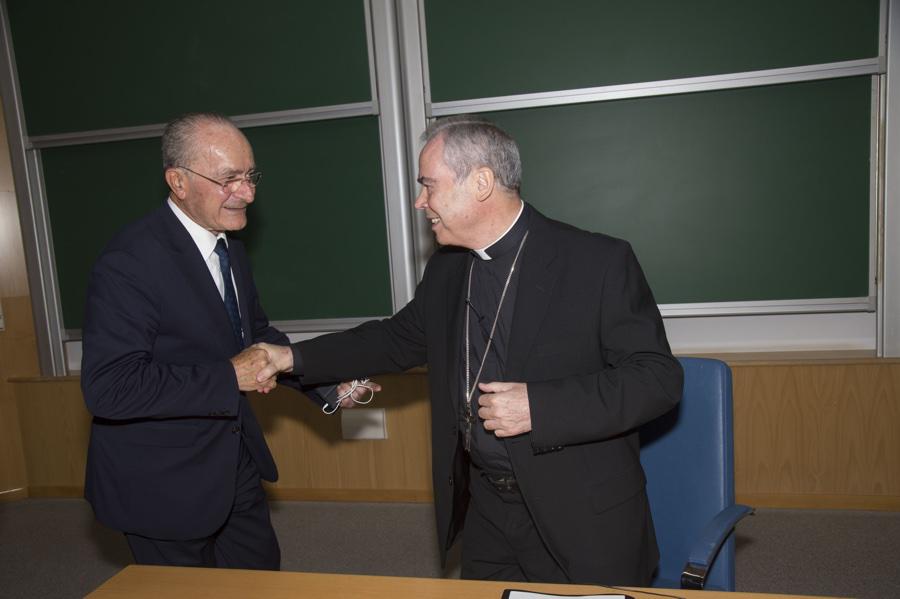 El alcalde de Málaga saluda al Obispo de Málaga, Jesús Catalá, en el Instituto Internacional San Telmo