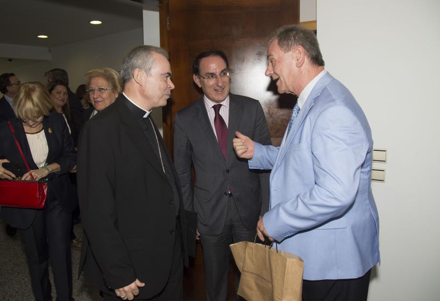 El Obispo de Málaga saluda a asistentes a la conferencia en el Instituto Internacional San Telmo