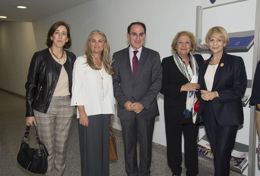 Asistentes a la conferencia del Obispo de Málaga, Jesús Catalá, en el Instituto Internacional San Telmo