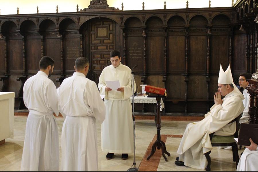  Profesión de fe y firma del celibato y la obediencia al Obispo, acto previo a la ordenación