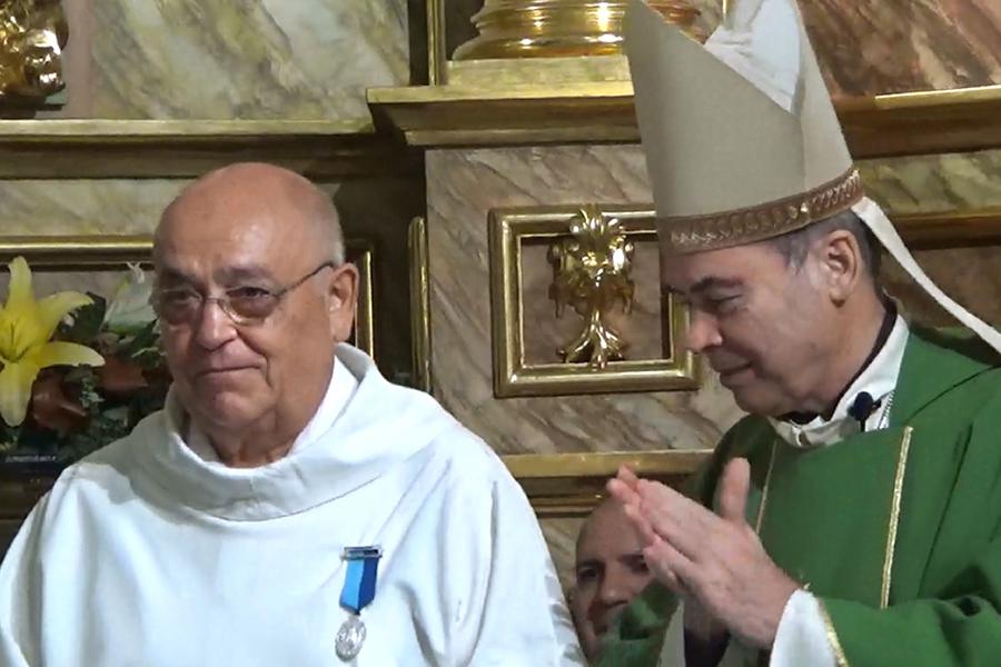 El Obispo impuso la Medalla Pro Ecclesia Malacitana al acólito lector de la parroquia de San Agustín, Antonio Guerrero // M. RUBIALES