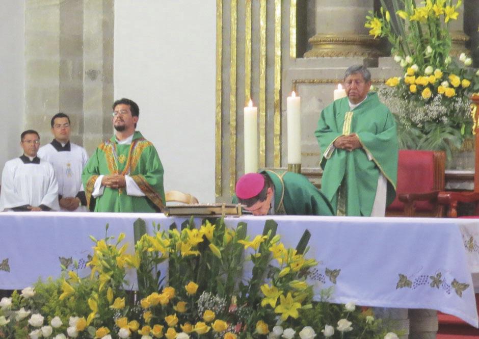 ¿Sabías que al final de la Misa solo besa el altar el sacerdote que ha presidido?
