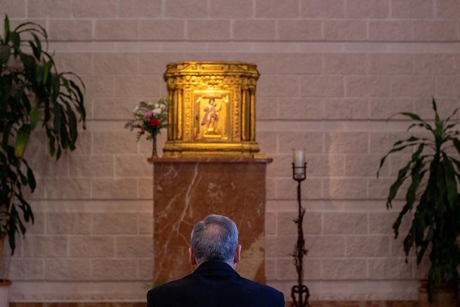 Don Jesús frente al Sagrario