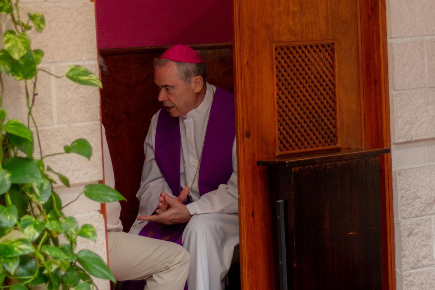 Don Jesús confesando