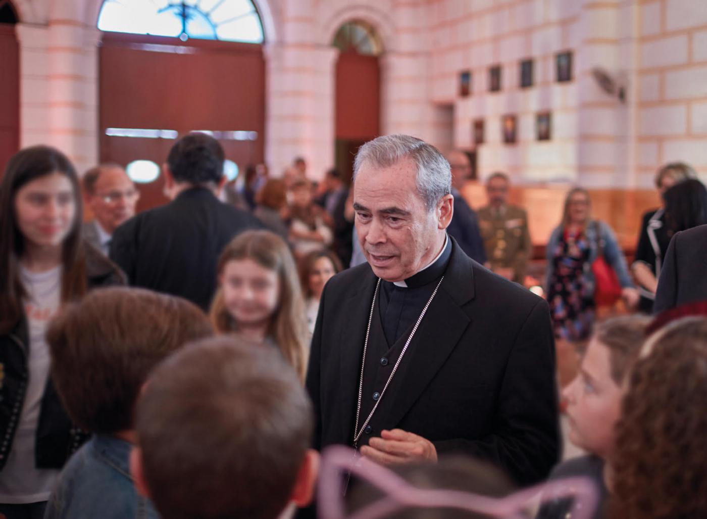 Don Jesús con niños en Visita Pastoral
