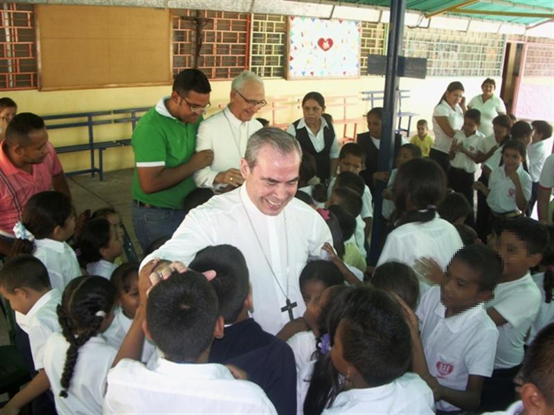 Don Jesús con niños