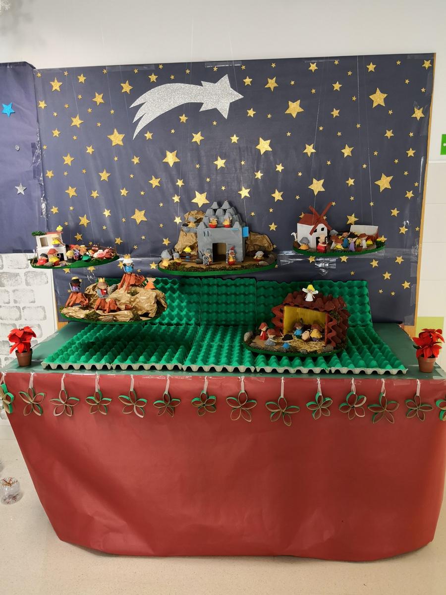 Belén flotante realizado con hueveras de cartón en el centro público CEIP SYALIS (Fuengirola). Enviado por Andrés Berlanga, maestro de religión y moral católica