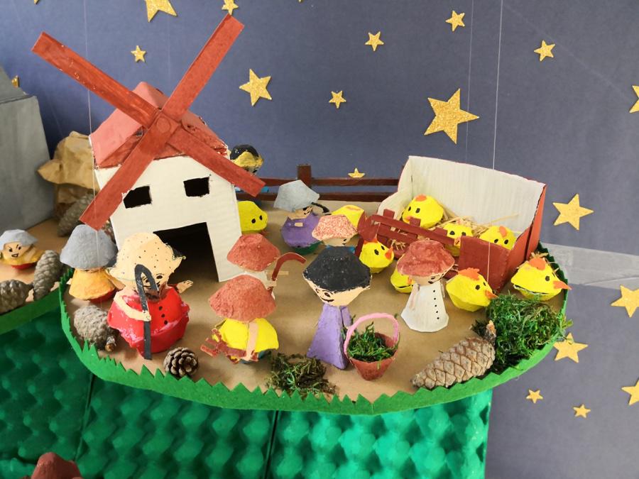 Belén flotante realizado con hueveras de cartón en el centro público CEIP SYALIS (Fuengirola). Enviado por Andrés Berlanga, maestro de religión y moral católica